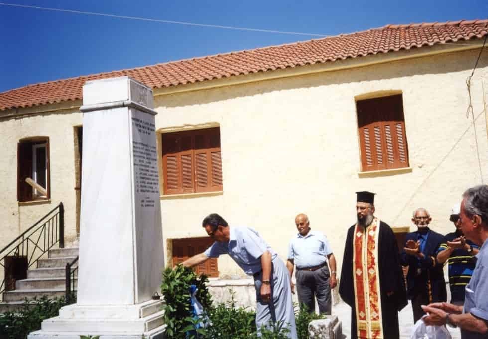 Τρισάγιο στο Μνημείο πεσόντων στη Δημτσάνα 27-6-1998 