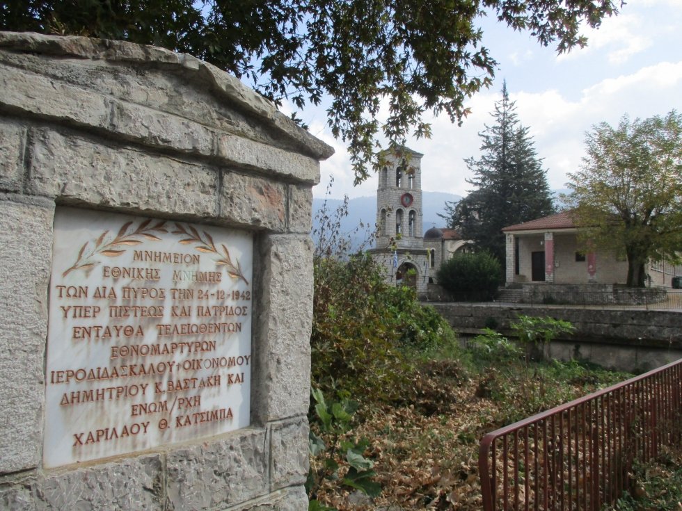 ΜΝΗΜΕΙΟ του ιερέα ΠΑΠΑΒΑΣΤΑΚΗ & του ενωμοτάρχη ΚΑΤΣΙΜΠΑ Χαρίλαο στο Μικρό Χωριό Ευρυτανίας 