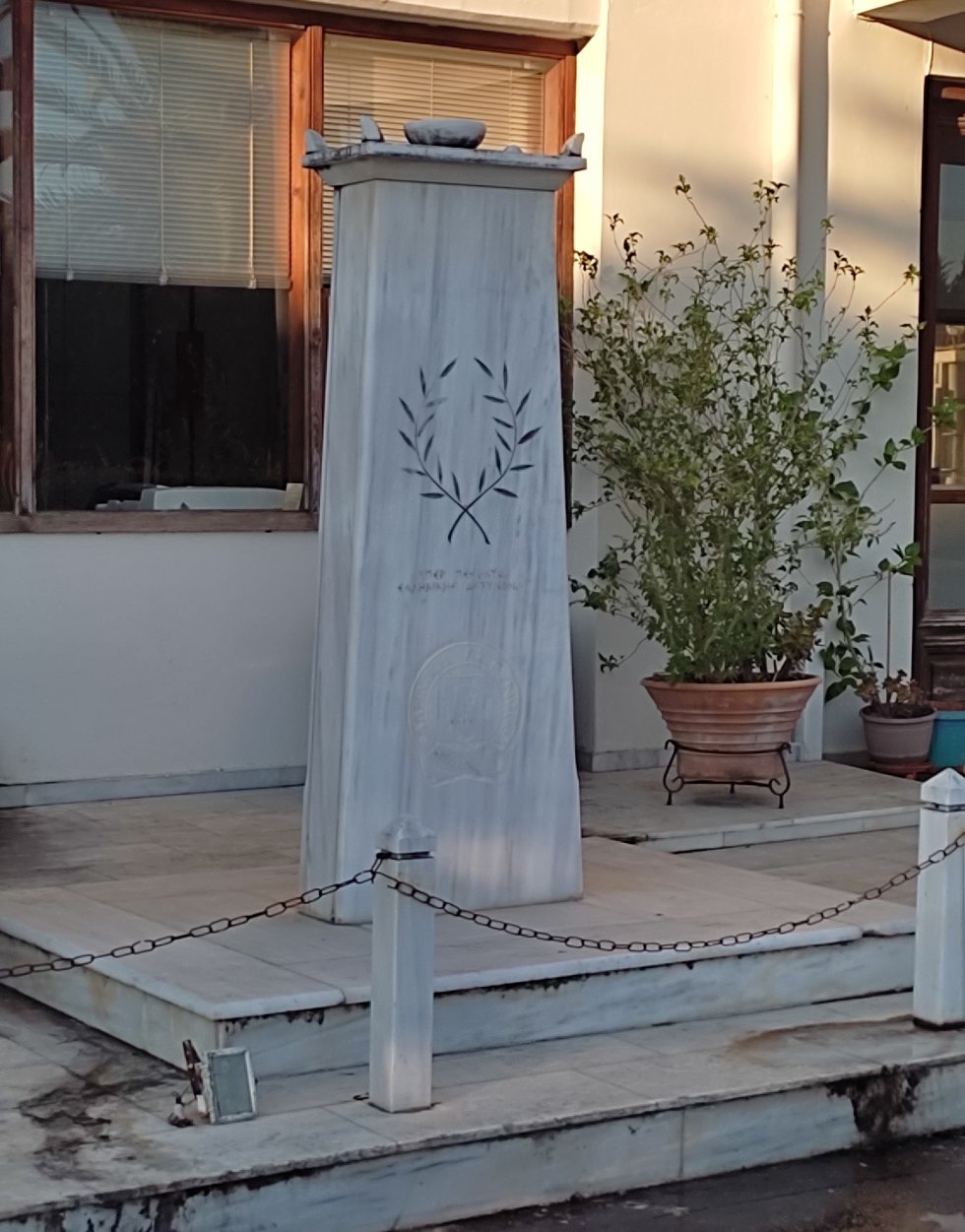 Μνημείο πεσόντων Αστυνομικών στην Διεύθυνση Αστυνομίας Μεσσηνίας 